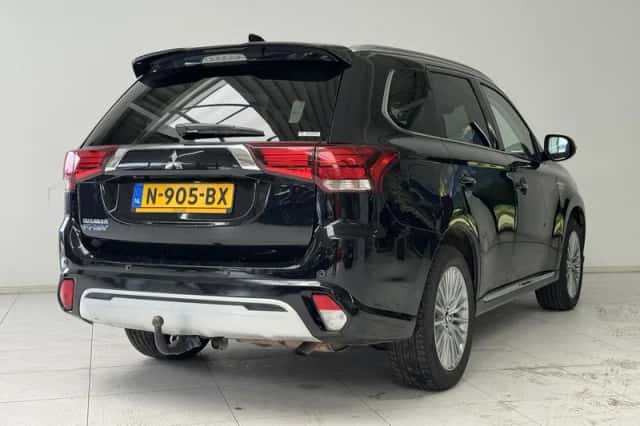 Mitsubishi Outlander (2019) thumbnail 2