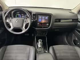 Mitsubishi Outlander (2021) thumbnail 3
