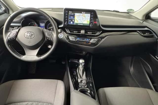 Toyota C-HR (2022) thumbnail 3
