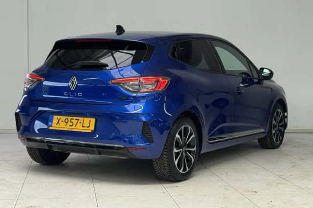 Renault Clio (2023) thumbnail 2