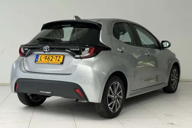 Toyota Yaris (2021) thumbnail 2