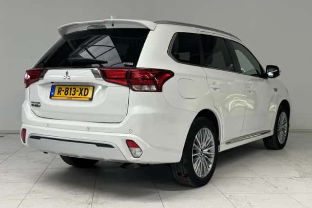Mitsubishi Outlander (2021) thumbnail 2