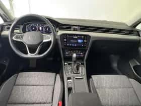 Volkswagen Passat (2023) thumbnail 3