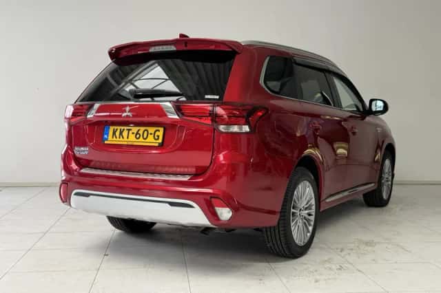 Mitsubishi Outlander (2021) thumbnail 2