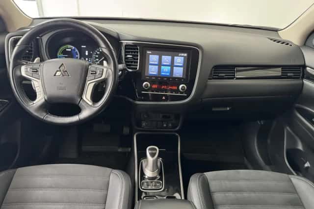 Mitsubishi Outlander (2021) thumbnail 3