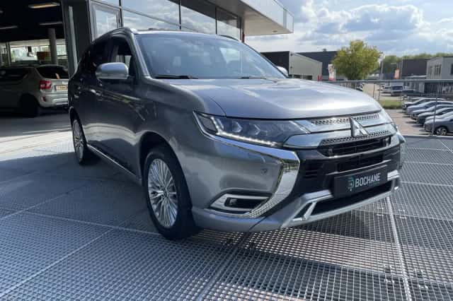 Mitsubishi Outlander (2018) thumbnail 3