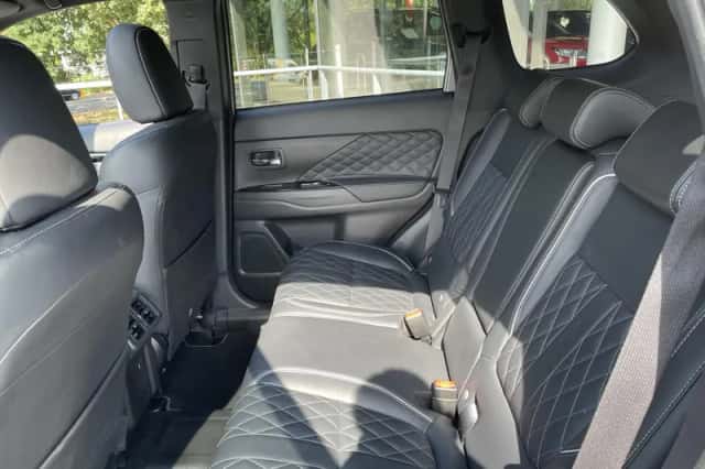 Mitsubishi Outlander (2018) thumbnail 5