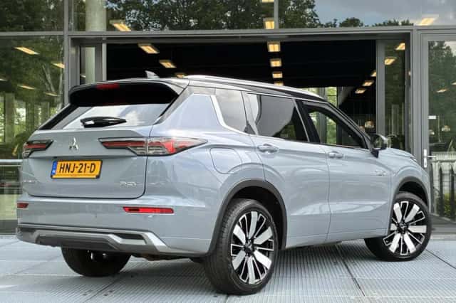 Mitsubishi Outlander (2025) thumbnail 2