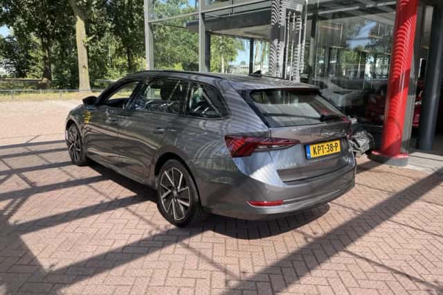 Škoda Octavia (2022) thumbnail 3