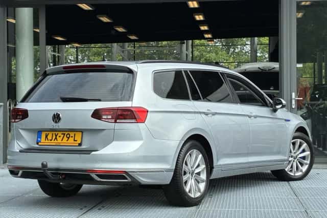 Volkswagen Passat (2021) thumbnail 2