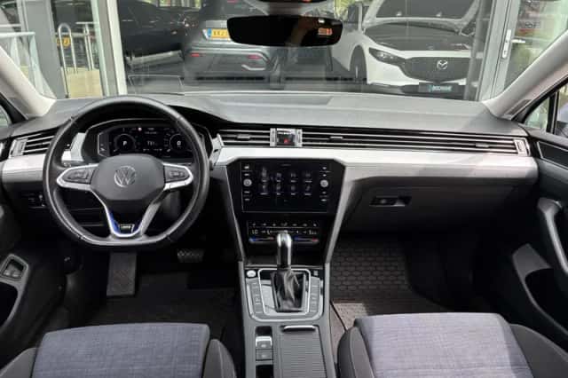 Volkswagen Passat (2021) thumbnail 3