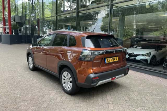 Suzuki S-Cross (2025) thumbnail 6