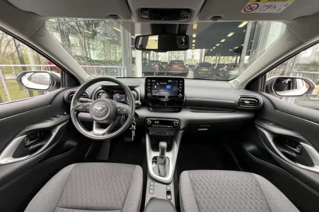 Toyota Yaris (2023) thumbnail 3