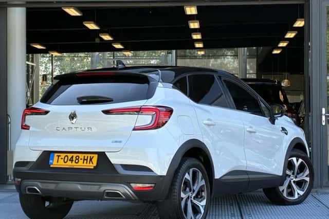 Renault Captur (2022) thumbnail 2