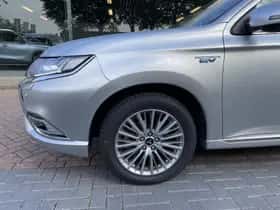 Mitsubishi Outlander (2021) thumbnail 4