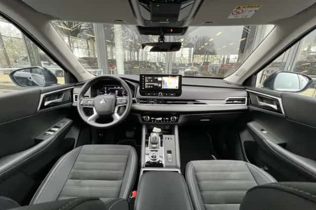 Mitsubishi Outlander (2025) thumbnail 3