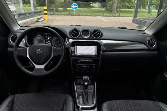 Suzuki Vitara (2022) thumbnail 4