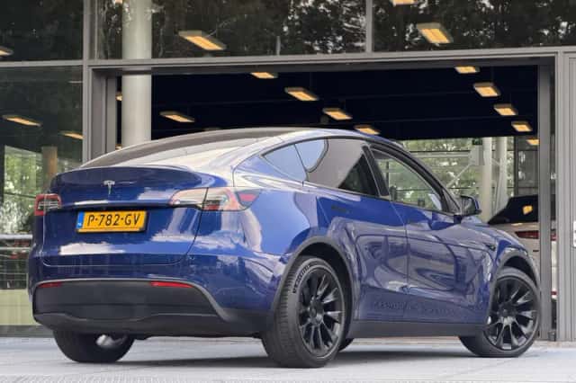 Tesla Model Y (2022) thumbnail 2