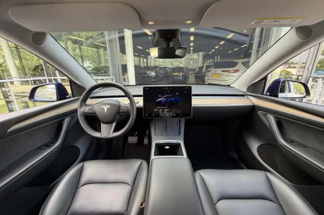 Tesla Model Y (2022) thumbnail 3