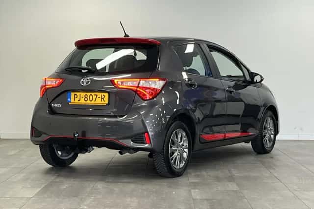 Toyota Yaris (2017) thumbnail 2