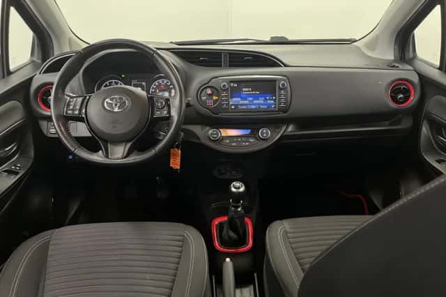 Toyota Yaris (2017) thumbnail 3