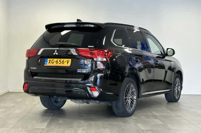 Mitsubishi Outlander (2019) thumbnail 2