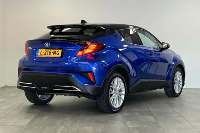 Toyota C-HR (2021) thumbnail 2