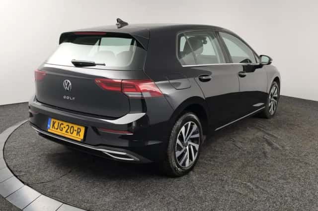 Volkswagen Golf (2024) thumbnail 2