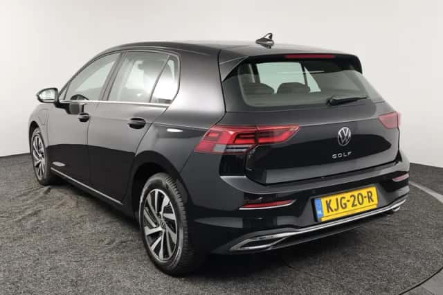 Volkswagen Golf (2024) thumbnail 6
