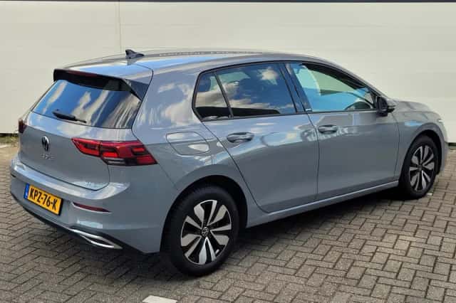 Volkswagen Golf (2023) thumbnail 2