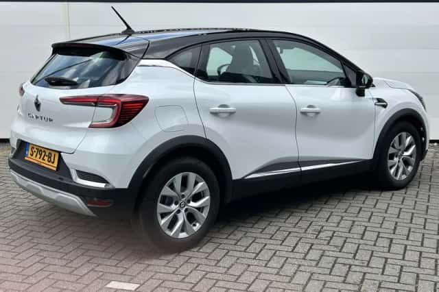 Renault Captur (2022) thumbnail 2
