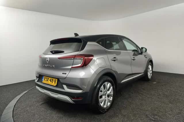Renault Captur (2023) thumbnail 2