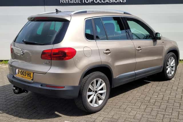 Volkswagen Tiguan (2015) thumbnail 2