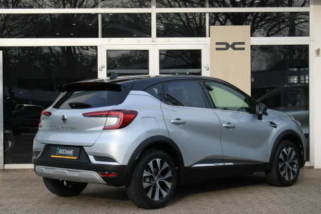 Renault Captur (2023) thumbnail 2