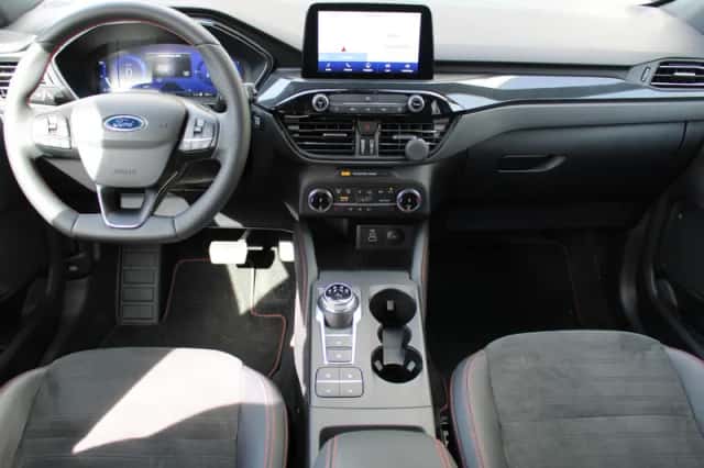 Ford Kuga (2023) thumbnail 3