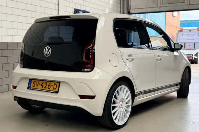 Volkswagen Up! (2018) thumbnail 2