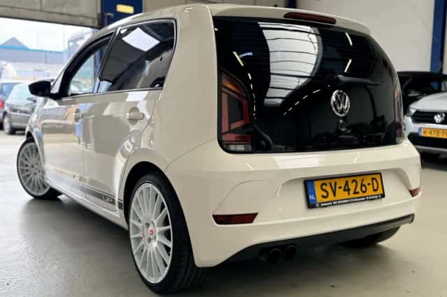 Volkswagen Up! (2018) thumbnail 3