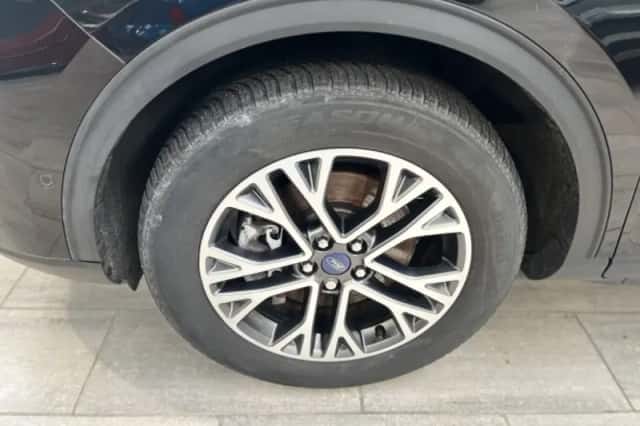Ford Kuga (2021) thumbnail 2
