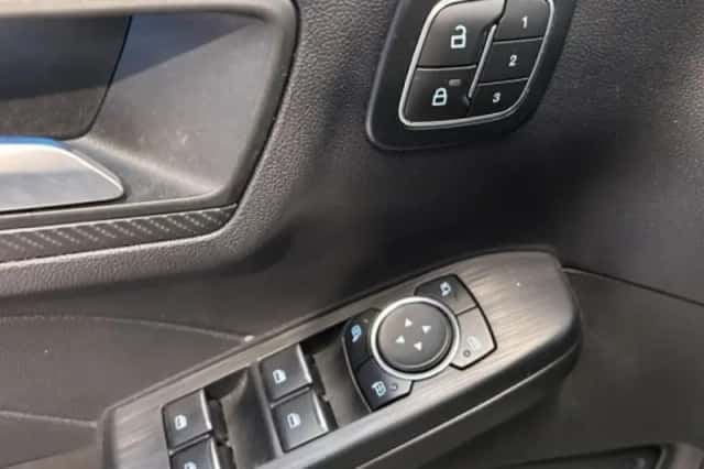 Ford Kuga (2025) thumbnail 4