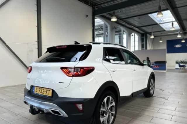 Kia Stonic (2023) thumbnail 3