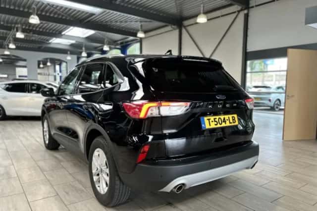 Ford Kuga (2023) thumbnail 2