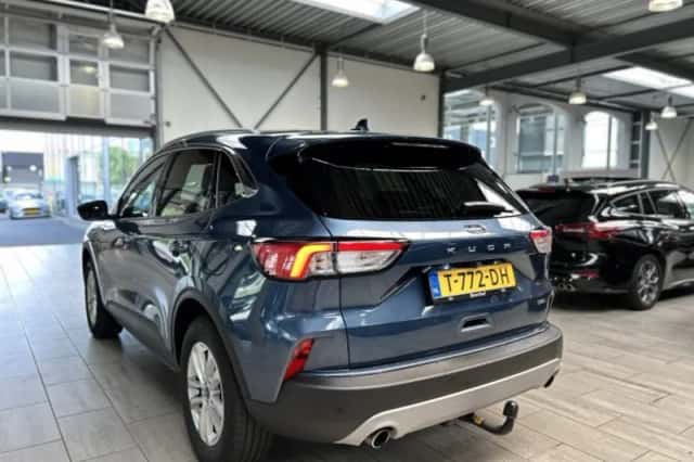 Ford Kuga (2023) thumbnail 2