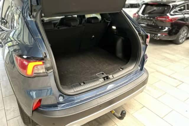 Ford Kuga (2023) thumbnail 3