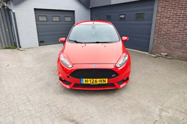 Ford Fiesta (2013) thumbnail 3