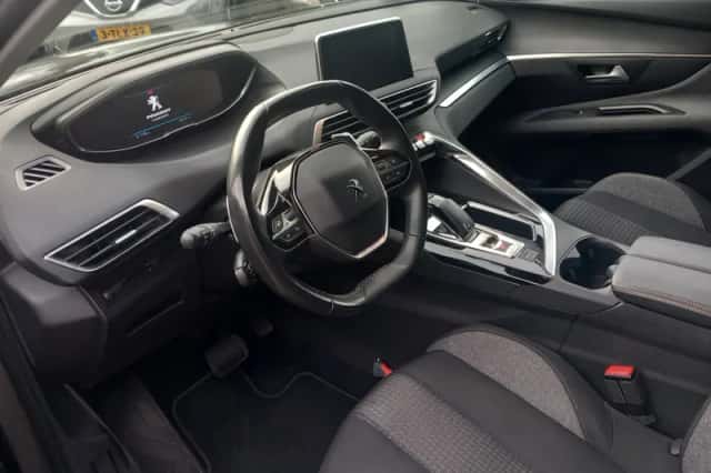 Peugeot 3008 (2018) thumbnail 4
