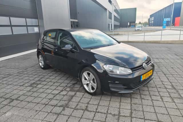 Volkswagen Golf (2014) thumbnail 2