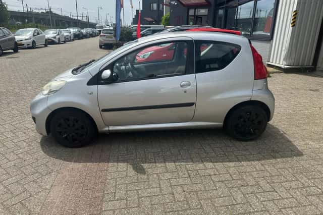 Peugeot 107 (2012) thumbnail 5