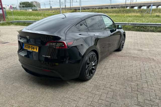 Tesla Model Y (2022) thumbnail 2