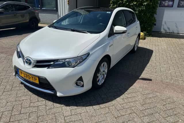 Toyota Auris (2015) thumbnail 1