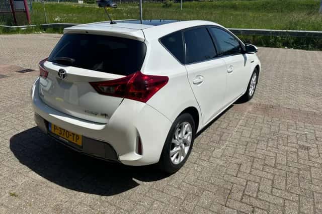 Toyota Auris (2015) thumbnail 2